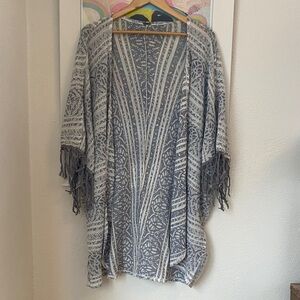 ❄️ Free People Silver and White Patterned Poncho ❄️